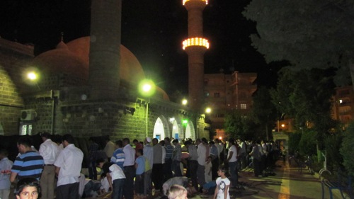 İLK TERAVİH BUGÜN 21.34'TE KILINACAK