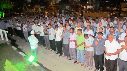 MISIRDA KATLEDİLENLER İÇİN GIYABİ CENAZE NAMAZI KILINDI