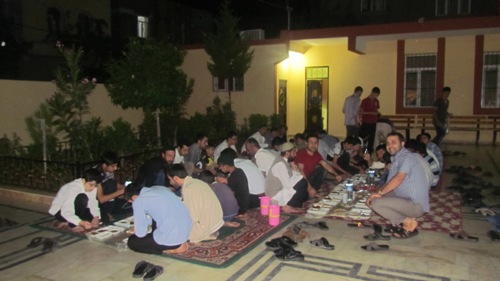 İKRA-DER KADİR GECESİNDE SAHUR YEMEĞİ VERDİ