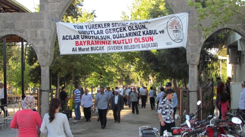 BAYRAMDA SİVEREKLİLER ÖLMÜŞLERİNİ UNUTMADI