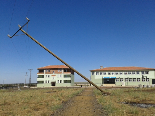 DOĞUKENT KÖYÜNDE ELEKTİK DİREĞİ TEHLİKE SAÇIYOR