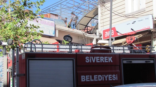 SİVEREKTE YANGIN PANİĞE NEDEN OLDU