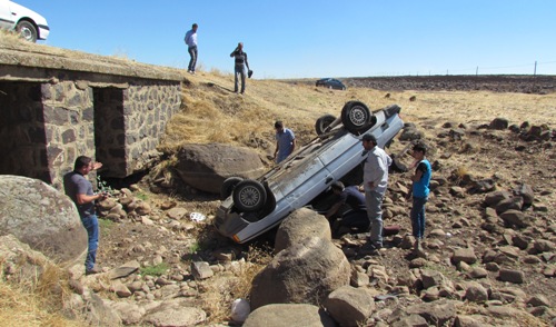 LASTİGİ PATLAYAN ARAÇ KÖPRÜDEN UÇTU: 3 YARALI