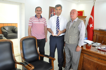 KÖY YOLLARINI YAPAN ERKAL'A PLAKET VERDİLER