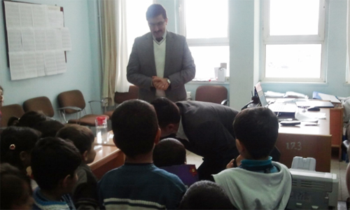 MİNİKLER ÖĞRETMENLERE KARTPOSTAL HEDİYE ETTİ