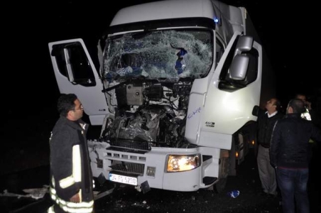 DİYARBAKIR YOLUNDA TIR KAZA YAPTI: 2 YARALI