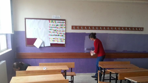 ÖĞRETMENLER GÜNÜNDE OKULLARINI BOYADILAR