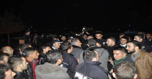 MAHALLE SAKİNLERİ ELEKTRİK KESİNTİLERİNE İSYAN ETTİ
