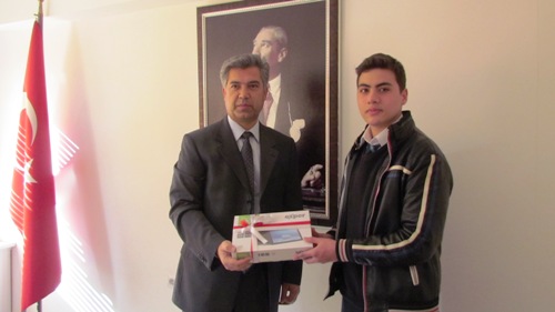 HAMZA ERKAL'DAN BAŞARILI ÖĞRENCİLERE TABLET