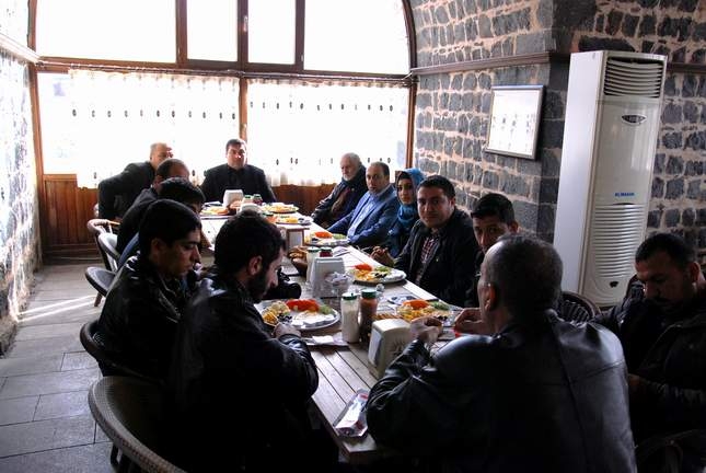 ÇELİK GAZETECİLERLE KAHVALTIDA BİR ARAYA GELDİ