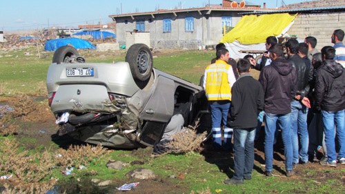 KARNE DÖNÜŞÜ ÖĞRETMENLER KAZA YAPTI:2 YARALI