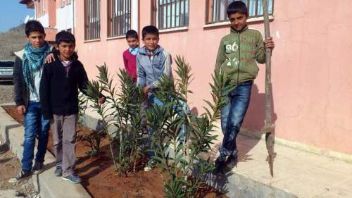 DUYDUM KÖYÜNDE ÖĞRENCİLER AĞAÇ DİKTİ