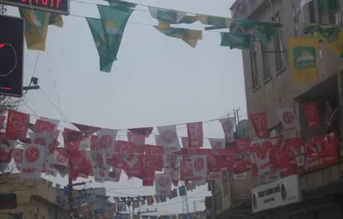 CEYLANPINAR'DA PARTİ BAYRAKLARI KALDIRILIYOR