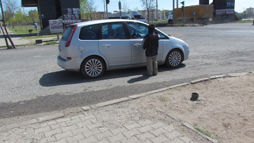 SİVEREK'TE DİLENCİLER TRAFİKTE TEHLİKE SAÇIYOR