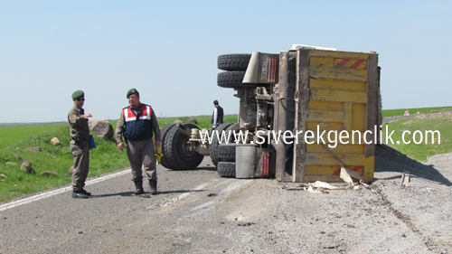 SİVEREKTE ÇAKIL YÜKLÜ KAMYON DEVRİLDİ: 2 YARALI