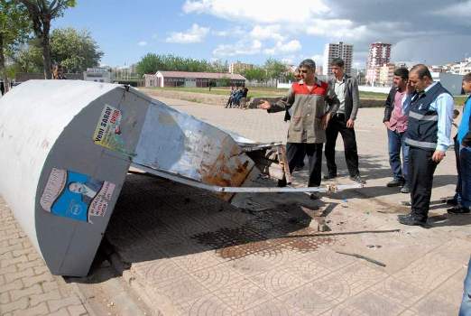 OTOMOBİL YOLCU DURAĞINA ÇARPTI