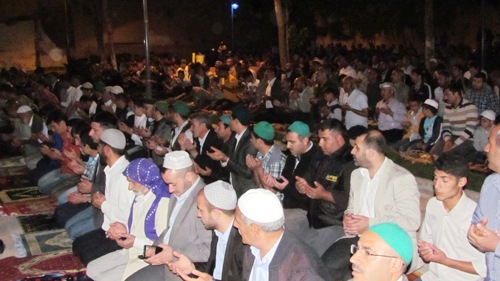 SİVEREKLİLER MISIR HALKI İÇİN NAMAZDA BULUŞTU 