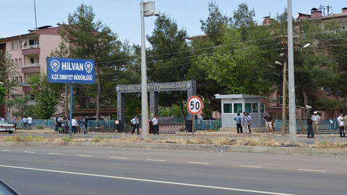 HİLVAN'DA ÖĞRENCİLERE OTOMOBİL ÇARPTI: 3 YARALI