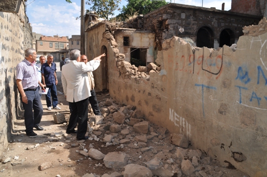 SİVEREK'TE HARABE EVLER YIKILIYOR