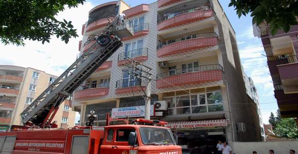 EVDE MAHSUR KALAN ÇOCUKLARI İTFAİYE KURTARDI
