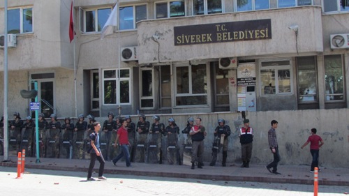 PROTESTOCULAR SİVEREK BELEDİYESİNİ TAŞLADI