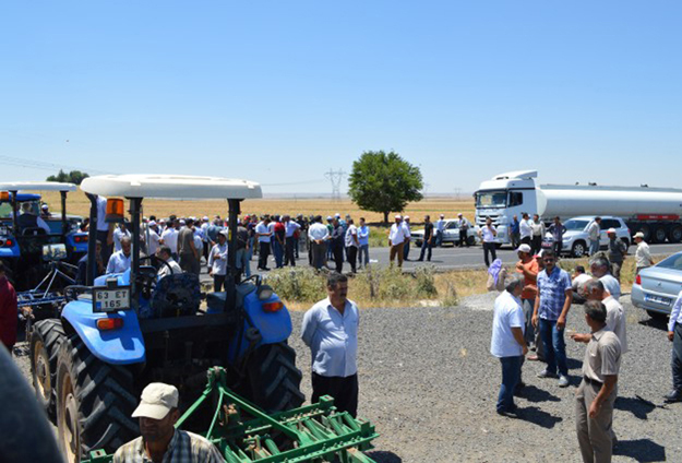 HİLVAN'DA ÇİFTÇİLER YOL KAPATTI