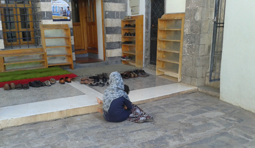 CAMİ AVLULARI DİLENCİ DOLDU