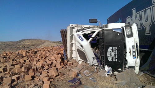 SİVEREKTE TIR İLE KAMYON ÇARPIŞTI: 2 YARALI