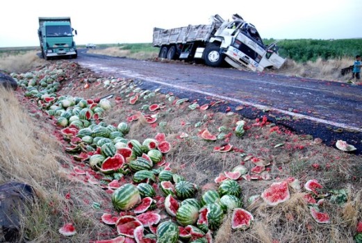 KARPUZ YÜKLÜ KAMYON DEVRİLDİ: 1 YARALI