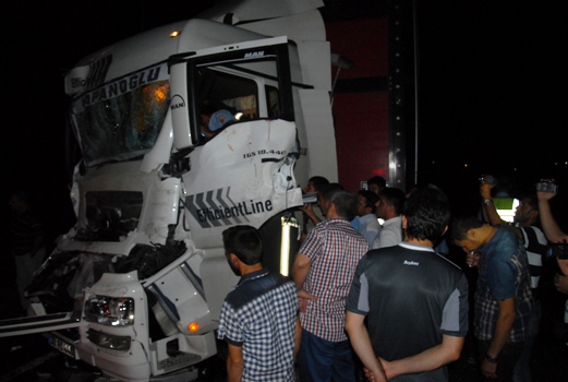 TIR'DA SIKIŞAN SÜRÜCÜYÜ İTFAİYE KURTARDI