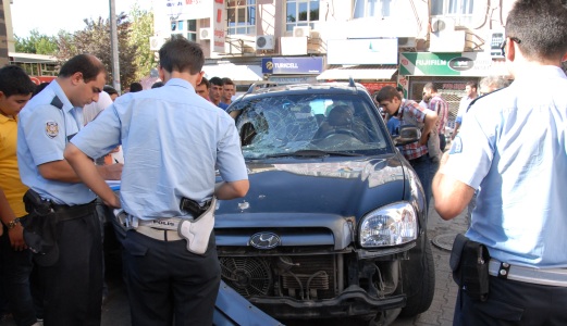 TERS YÖNE GİREN ARAÇ DEHŞET SAÇTI