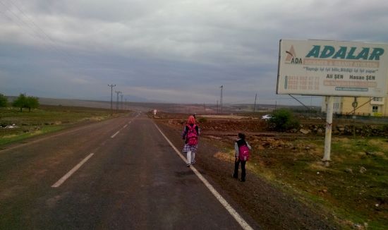 BU YOL ÖĞRENCİLER İÇİN TEHLİKE SAÇIYOR