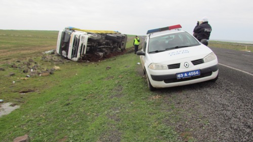 SİVEREK'TE CAM YÜKLÜ KAMYON DEVRİLDİ:1 YARALI