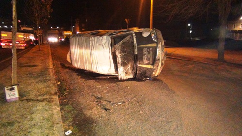 ORTA REFÜJE ÇARPAN MİNİBÜS DEVRİLDİ: 2 YARALI