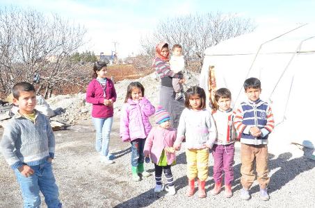 BELEDİYEDEN KOBANİLİ AİLELERE YARDIM