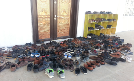 CAMİ KAPILARINDAKİ YETERSİZ AYAKKABILIKLAR