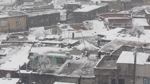 TOPRAK EVLERİN ÜZERİNDEKİ KARLAR TEMİZLENDİ