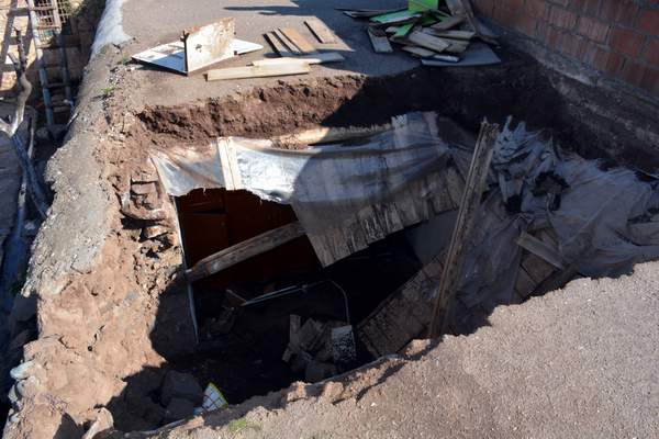 YIKILAN EVİ İÇİN YARDIM BEKLİYOR