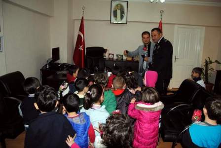 MİNİK ÖĞRENCİLER EMNİYET MÜDÜRLÜĞÜNÜ ZİYARET ETTİ