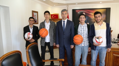 KAYMAKAMLIKTAN GENÇLERE MALZEME DESTEĞİ