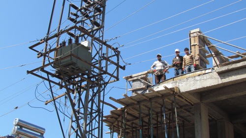 İNŞAAT ALANINDAKİ ELEKTRİK HATTI TEHLİKE SAÇIYOR