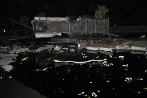 AKARYAKIT YÜKLÜ TANKER DEVRİLDİ: 2 YARALI