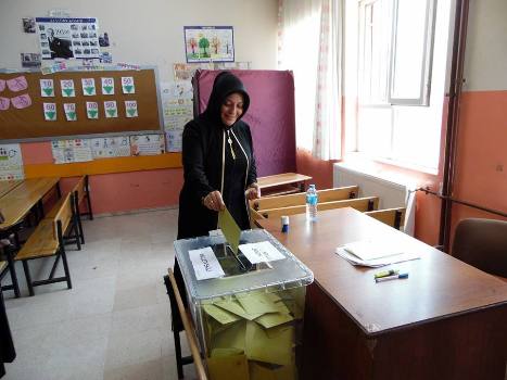 GÜLPINAR VE SÜSLÜ OYLARINI KULLANDI