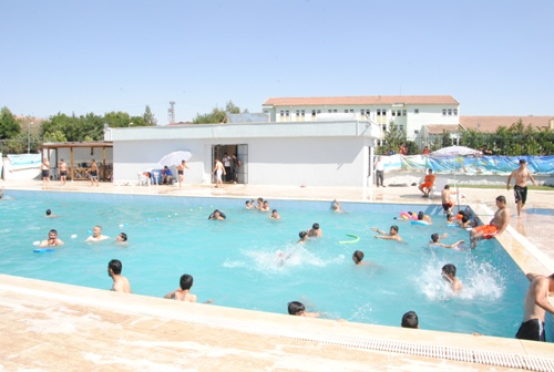 GENÇLER SOLUĞU YÜZME HAVUZUNDA ALDI