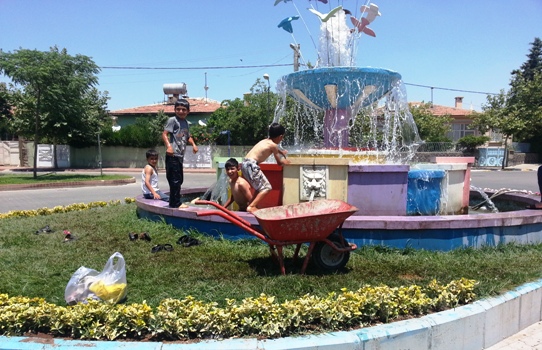 ÇOCUKLAR SÜS HAVUZUNDA SERİNLEDİ