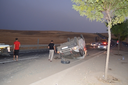 İŞÇİLERİ TAŞIYAN MİNİBÜS TAKLA ATTI: 14 YARALI