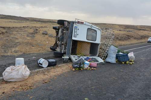 SİVEREKTE YOLCU MİNİBÜSÜ DEVRİLDİ: 21 YARALI