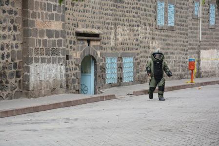 BOMBA PANİĞİ CAMİ KAPATTIRDI