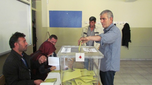 SİVEREK'TE OY VERME İŞLEMLERİ DEVAM EDİYOR