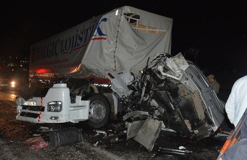 SİVEREK'TE TRAFİK KAZASI: 2 YARALI